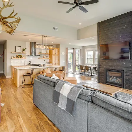 Stylish Montana Vacation Rental With Private Hot Tub